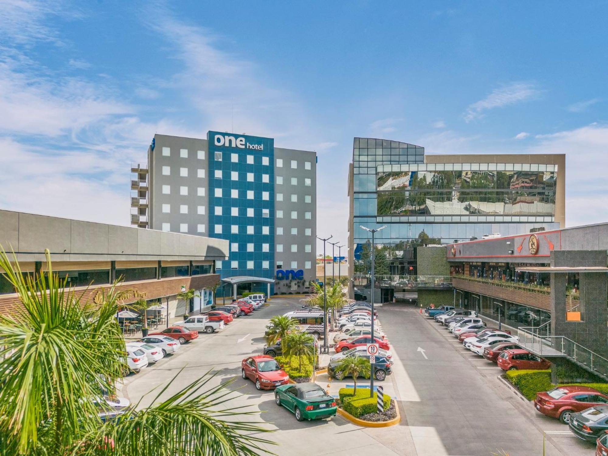 One Leon Poliforum Exterior photo