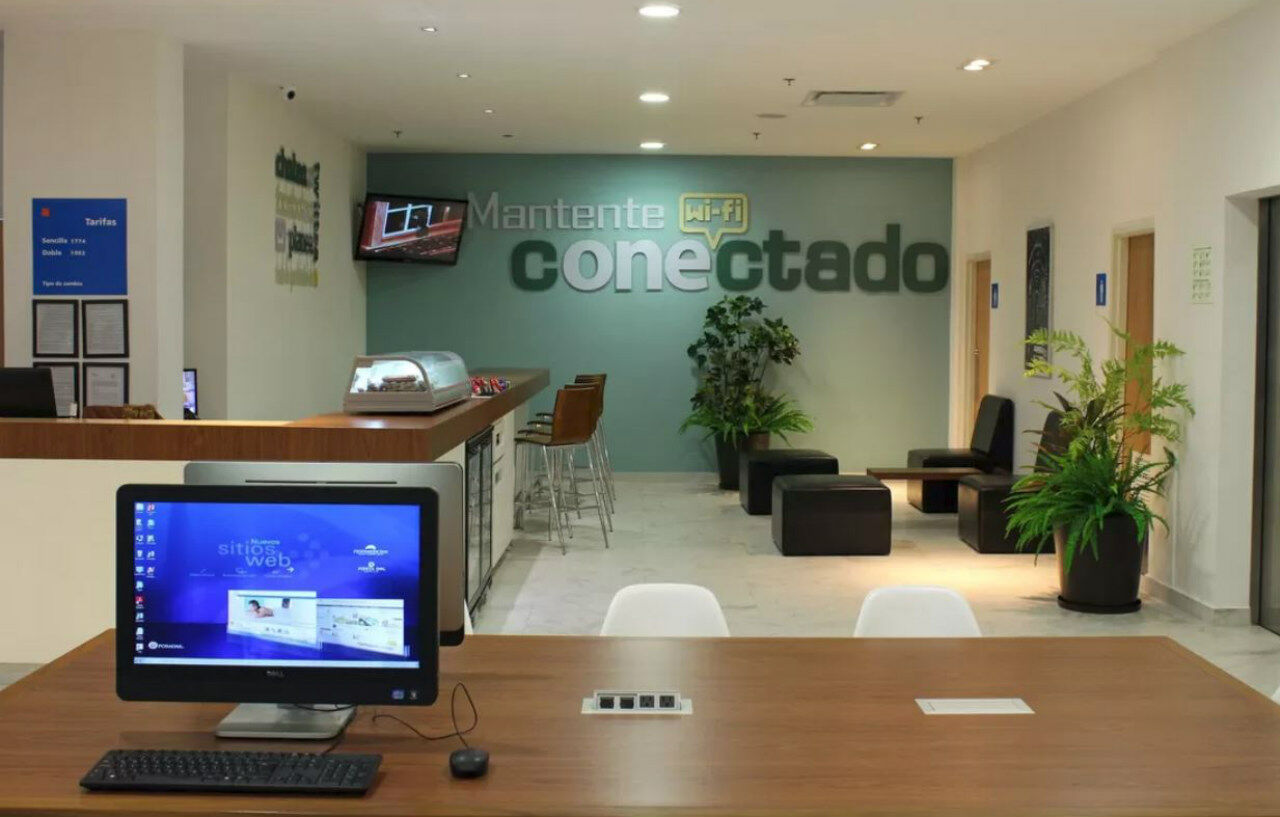 One Leon Poliforum Exterior photo